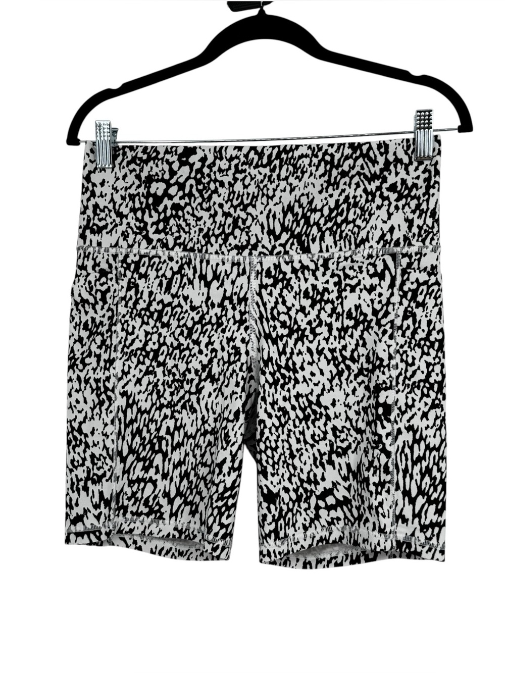 Athleta Salutation Stash Pocket II 7” Shorts Black/White Size Large Women’s